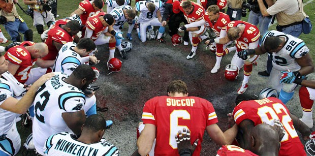 Chiefs pray