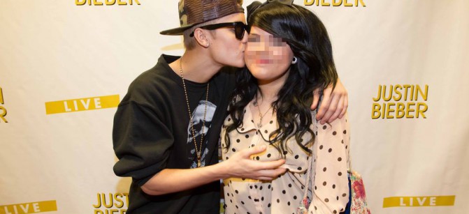 justin-bieber-grabs-fans-boob?