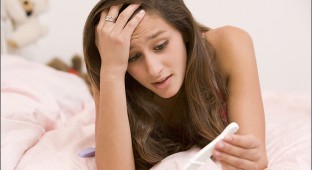 teen-with-pregnancy-test1