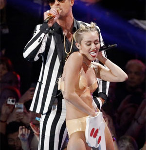 Robin Miley VMAs -2013-hand