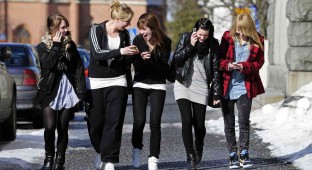 teens cell phones walk