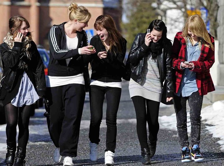 teens cell phones walk