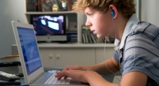 social-media-teen computer