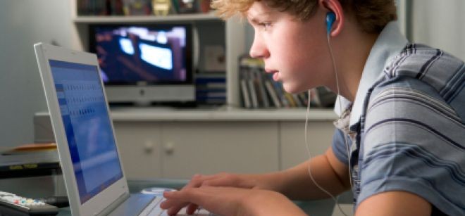 social-media-teen computer