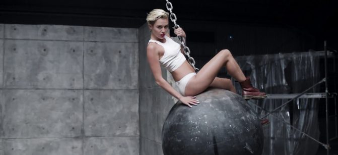 miley-cyrus-wrecking-ball-14
