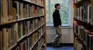 ST. MARY'S, MD	 - NOVEMBER 1:
High school senior Mike Dorsch, of Howard county, walks through the library while on a tour of St. Mary's college with prospective enrollment in the balance on November, 01, 2013 in St. Mary's, MD.
(Photo by Bill O'Leary/The Washington Post via Getty Images)